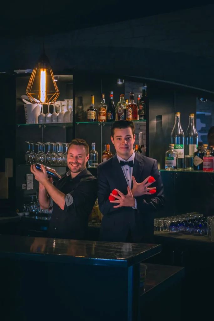 Bar & Zauberei - Marc bereitet die Cocktails zu, während MagicFeX das Publikum verzaubert